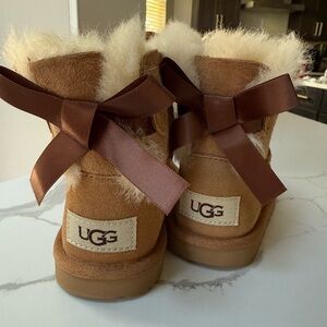 UGG Bailey Bow kids size 10